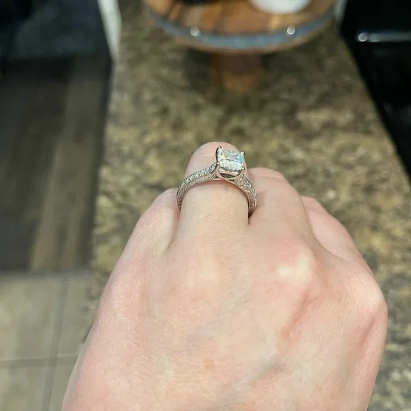 1.5 CT white gold Charles and Colvard Engagement ring - Picture 4 of 9